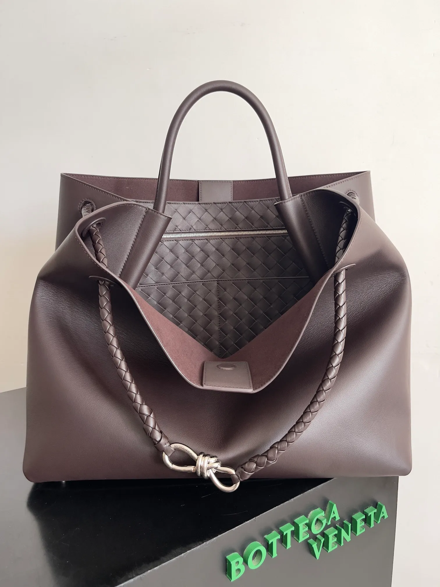 Batch 2960 BV The all-leather Andiamo is new, a very casual splayed buckle bag, which also means that its weight is very light, which greatly reduces our burden when going out for shopping. It can be carried cross-body, hand-held, or carried under the armpit. Taking into account the different backpacking habits of people, the simple design brings us more inspiration. Matched with various keychains and dolls, it will become the finishing touch in the outfit. Medieval style and modern style can also be perfectly blended🫧🫧 Style number: 806010 Size: 42*35*18cm